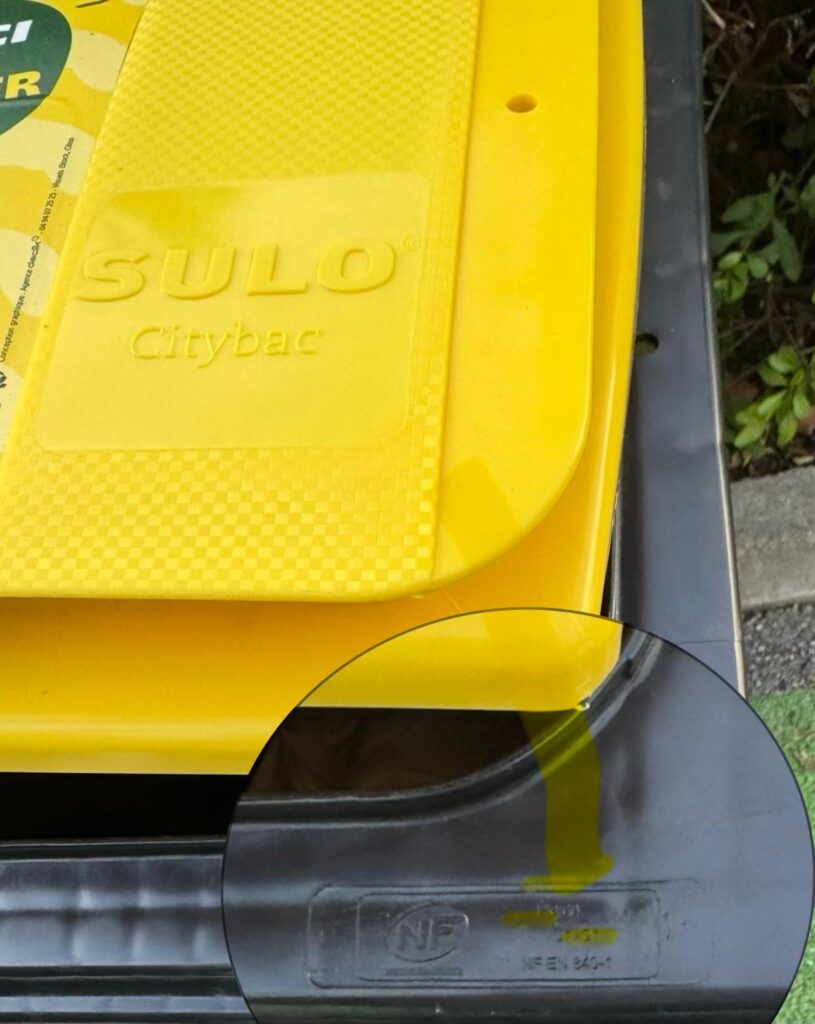 Le marquage de capacité se trouve sur le coin droit de la cuve, sous le couvercle.